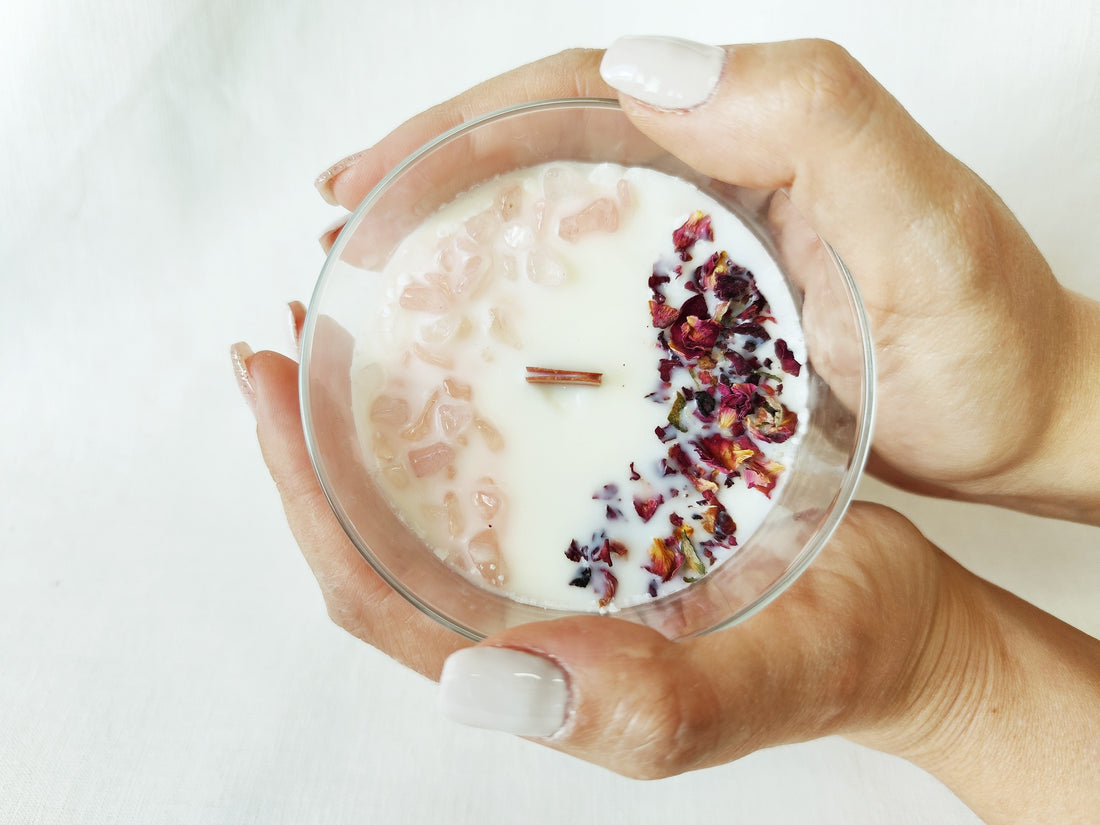 Detalle de la vela aromatica amor, con flores y piedras naturales rosas
