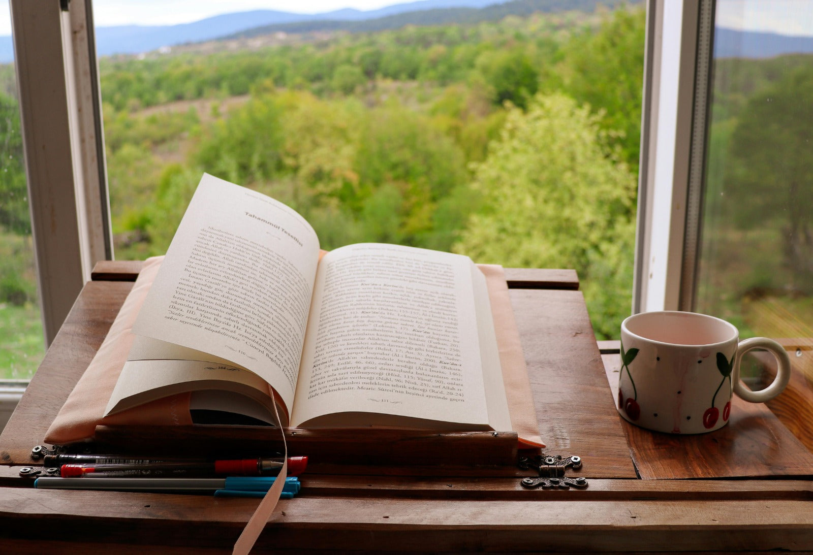 Libro abierto con taza rincon zen para conectar contigo