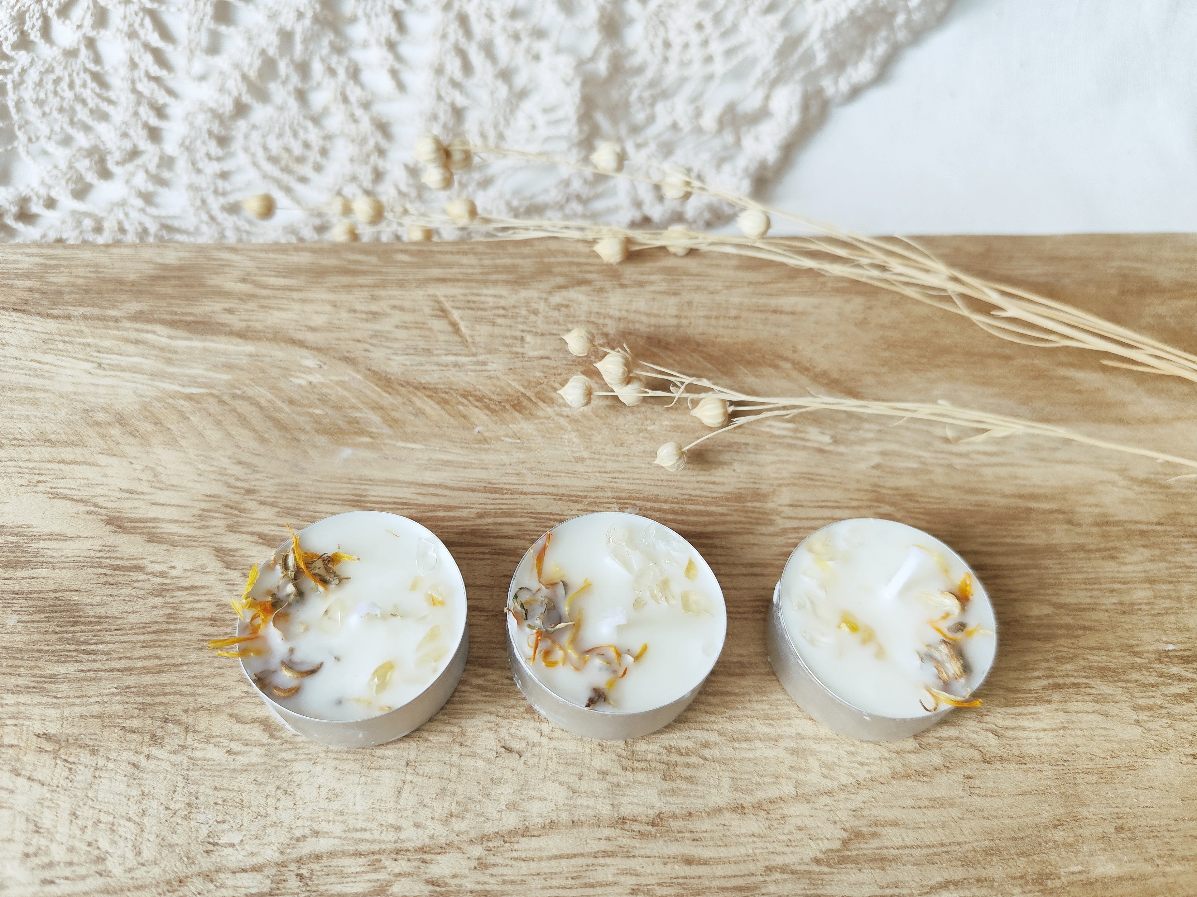 Set de 9 Velas de Té “Buen Rollo” con Posavasos de Madera – Citrino, Caléndula y Aroma Frutal Dulce