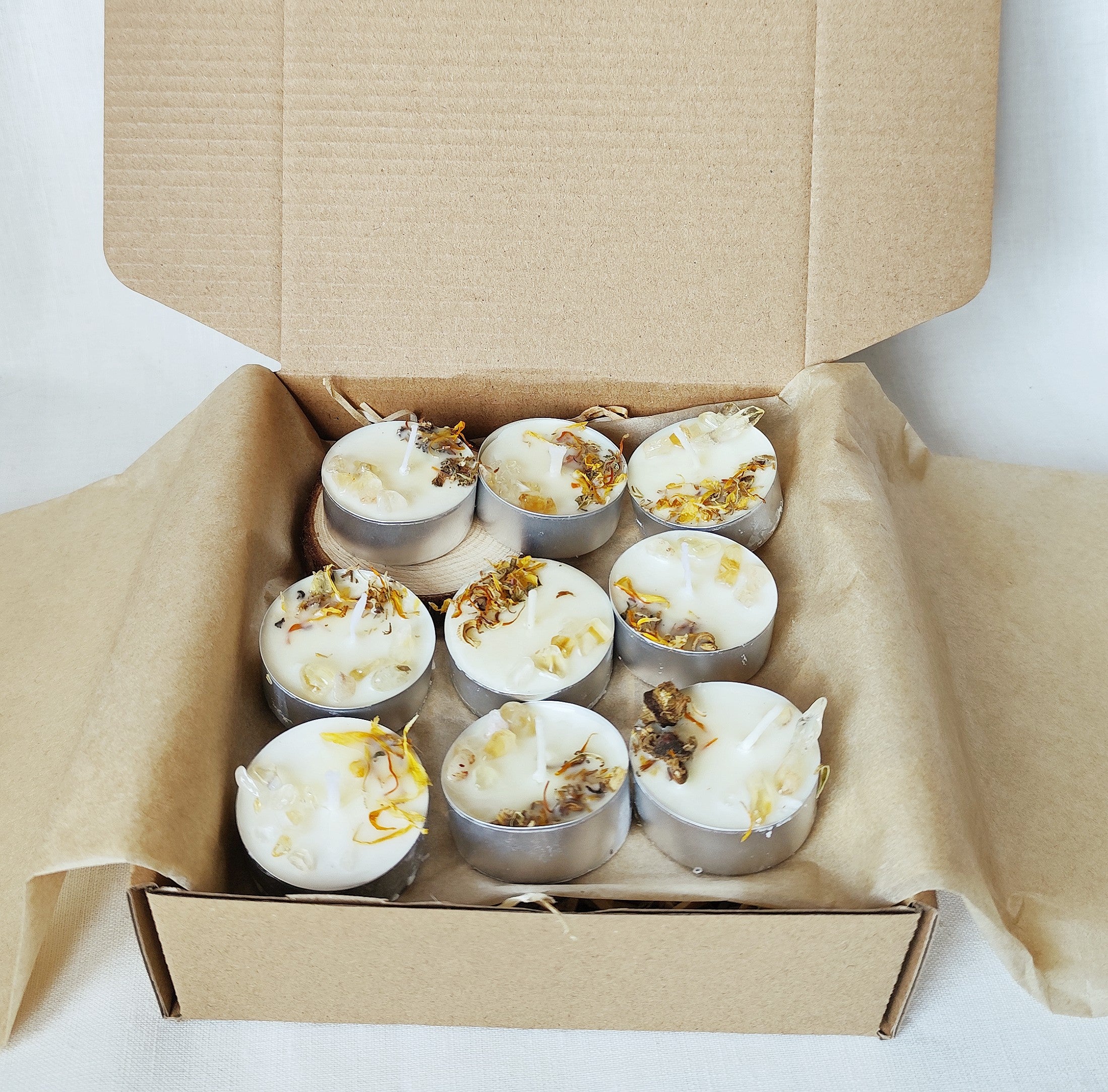 Set de 9 Velas de Té “Buen Rollo” con Posavasos de Madera – Citrino, Caléndula y Aroma Frutal Dulce