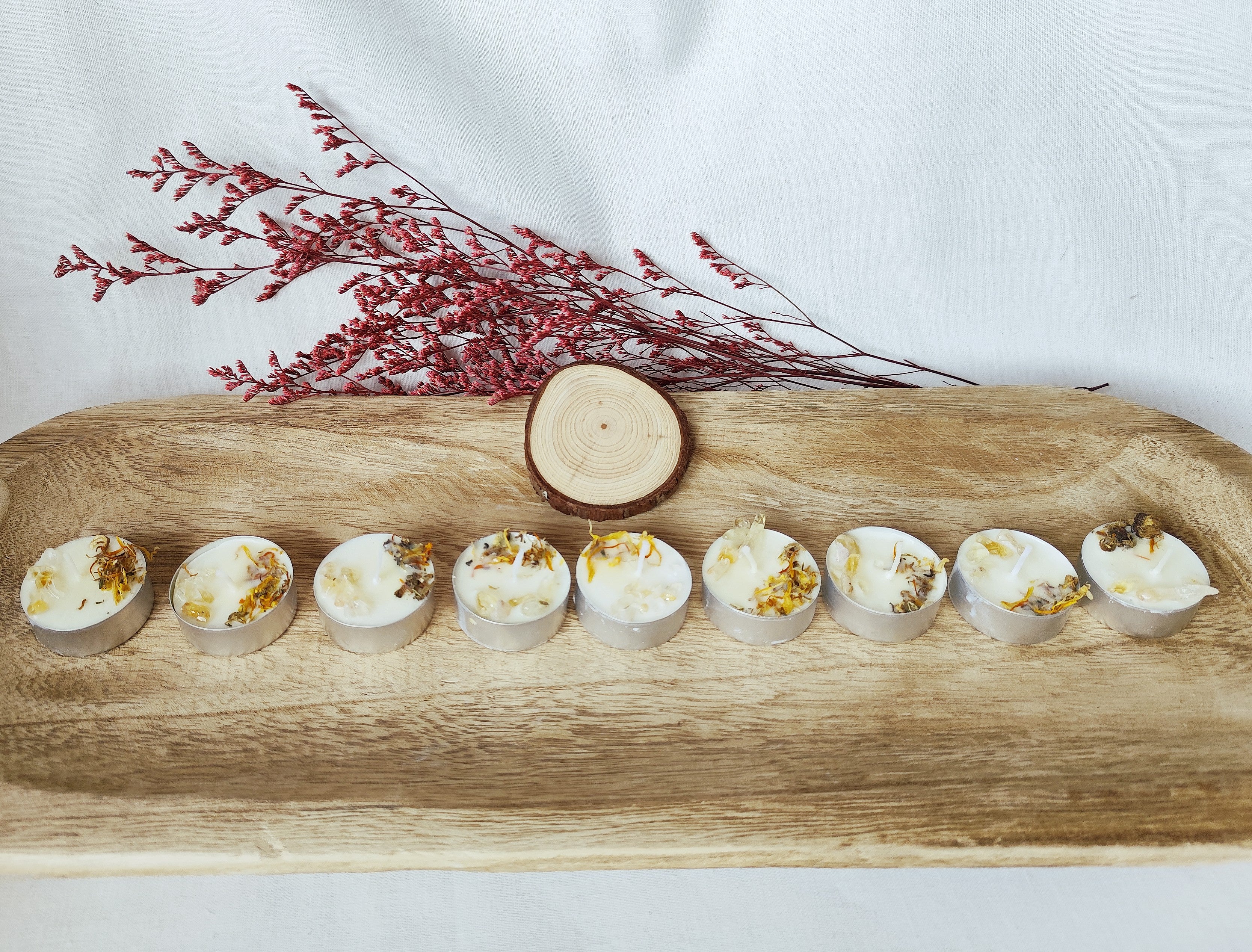 Set de 9 Velas de Té “Buen Rollo” con Posavasos de Madera – Citrino, Caléndula y Aroma Frutal Dulce