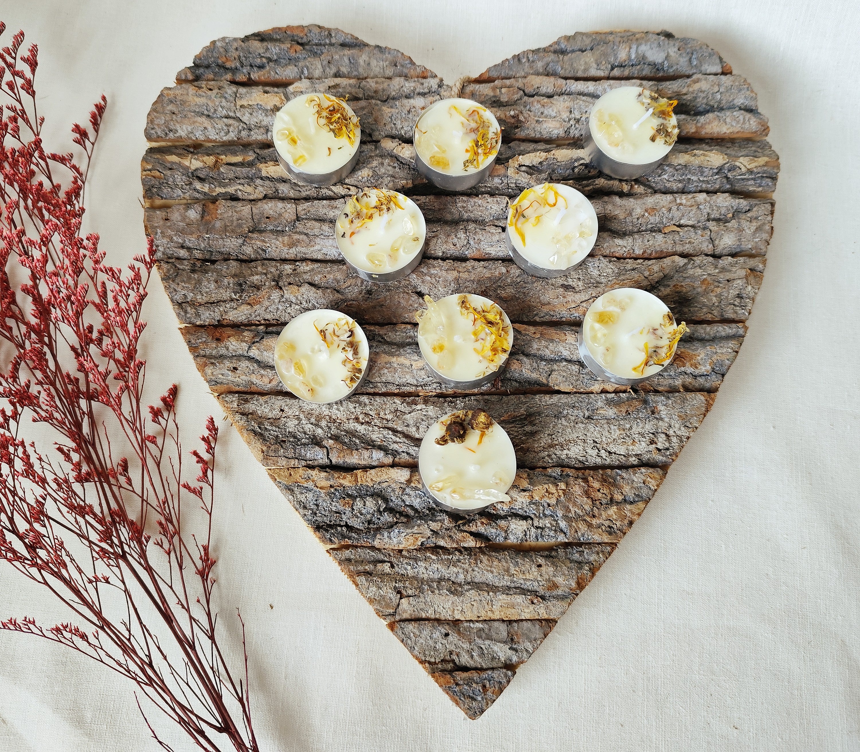 Set de 9 Velas de Té “Buen Rollo” con Posavasos de Madera – Citrino, Caléndula y Aroma Frutal Dulce