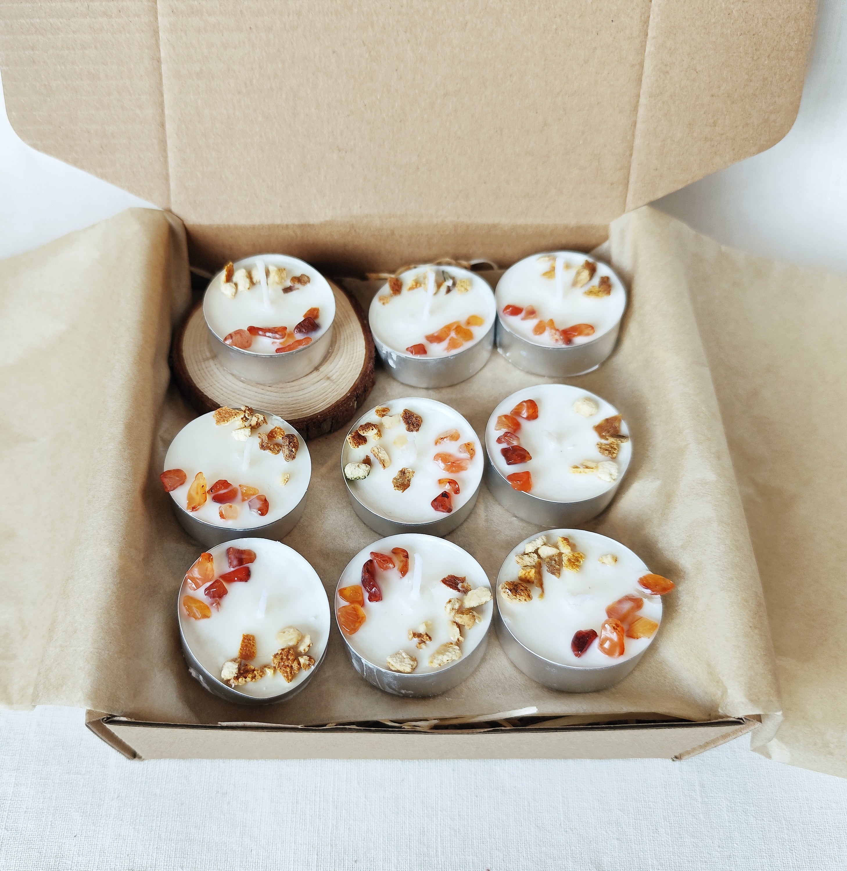 Chispa – Set de 9 Velas de Té con Cornalina, Naranja Seca y Posavasos de Madera