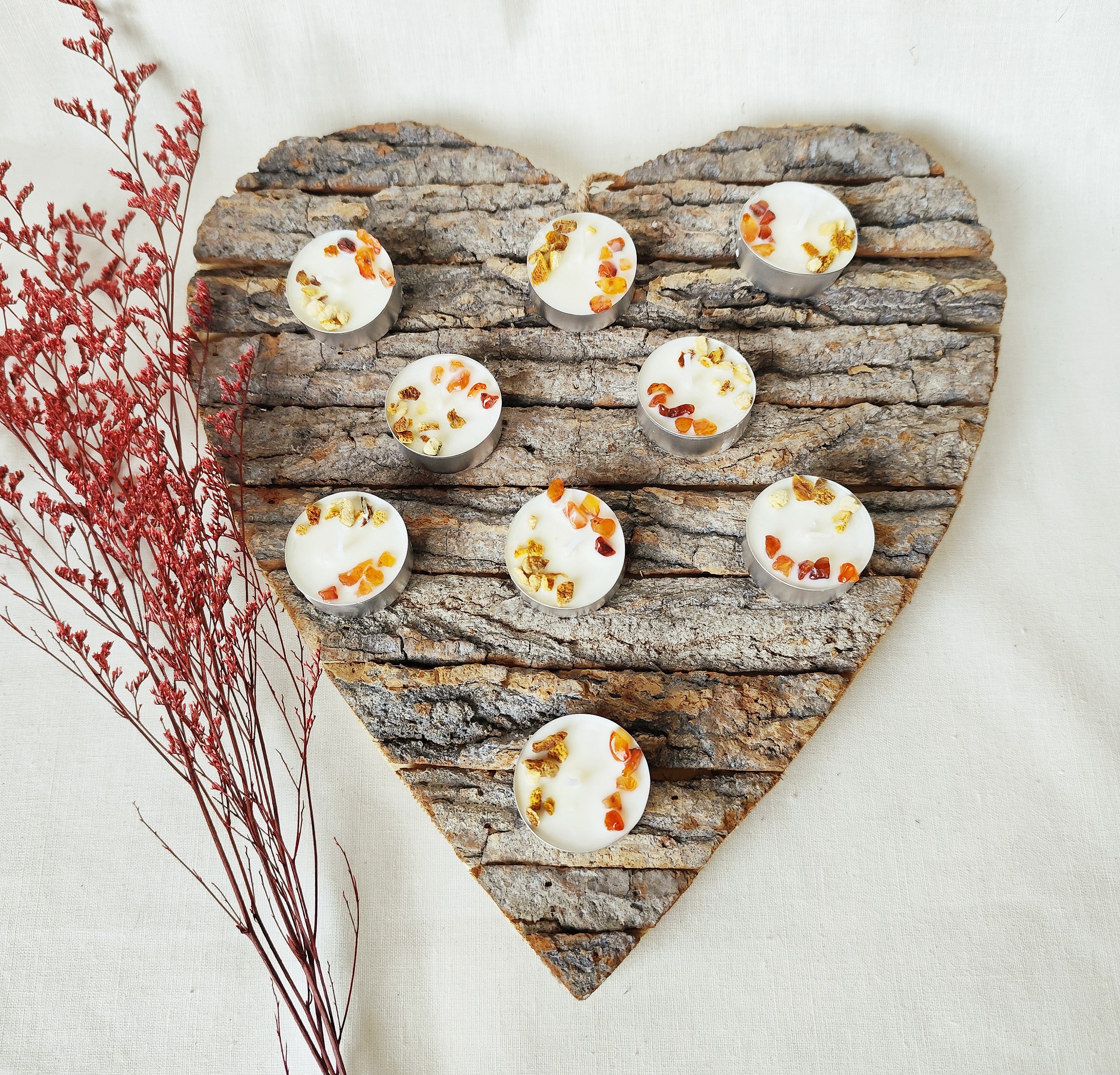 Chispa – Set de 9 Velas de Té con Cornalina, Naranja Seca y Posavasos de Madera