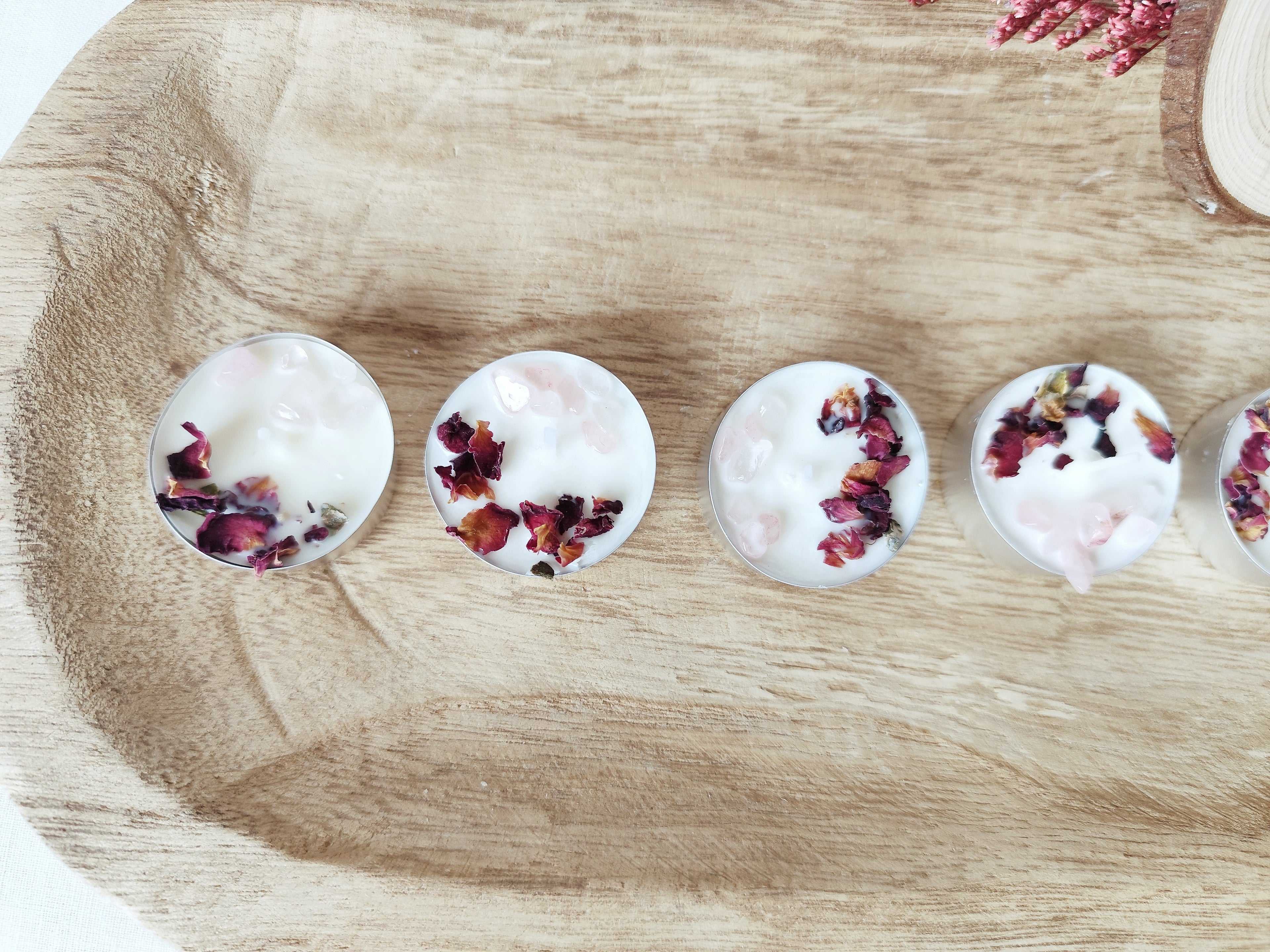 Set de 9 Velas de Té “Amor” con Miniposavasos de Madera – Aroma Dulce, Rosa de Cuarzo y Flores