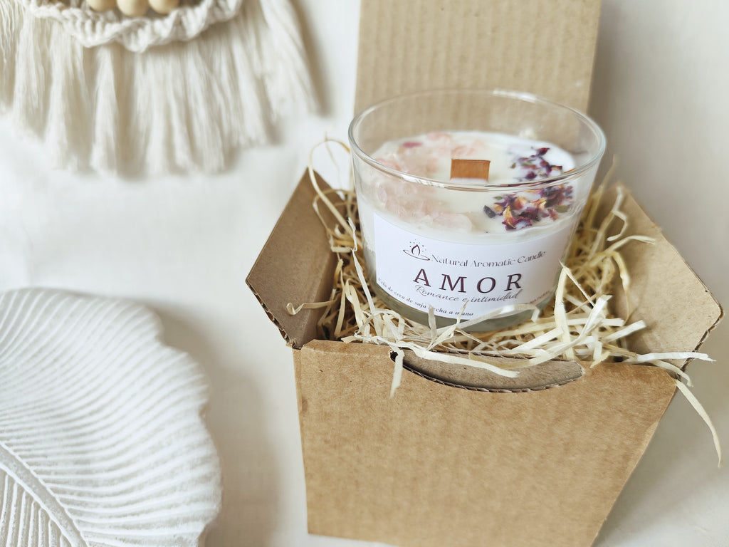 Vela aromatica de soja en caja kraft decorada con petalos de rosa y cuarzo rosa