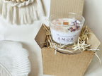 Vela aromatica de soja en caja kraft decorada con petalos de rosa y cuarzo rosa