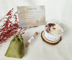 Vela mediana amor con aroma floral, regalito cerillas en frasco de cristal, tarjeta explicativa y posavasos madera