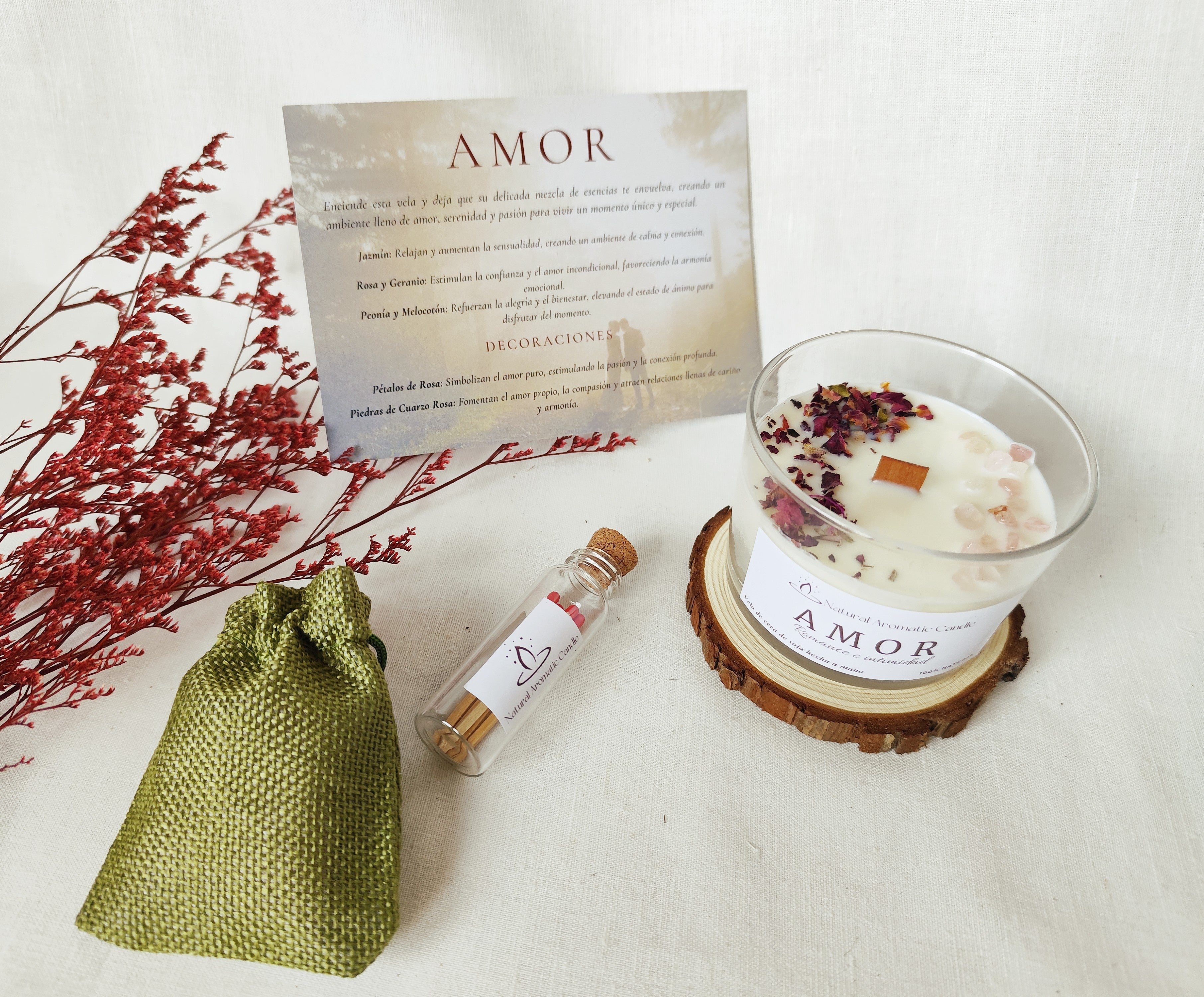 Vela mediana amor con aroma floral, regalito cerillas en frasco de cristal, tarjeta explicativa y posavasos madera
