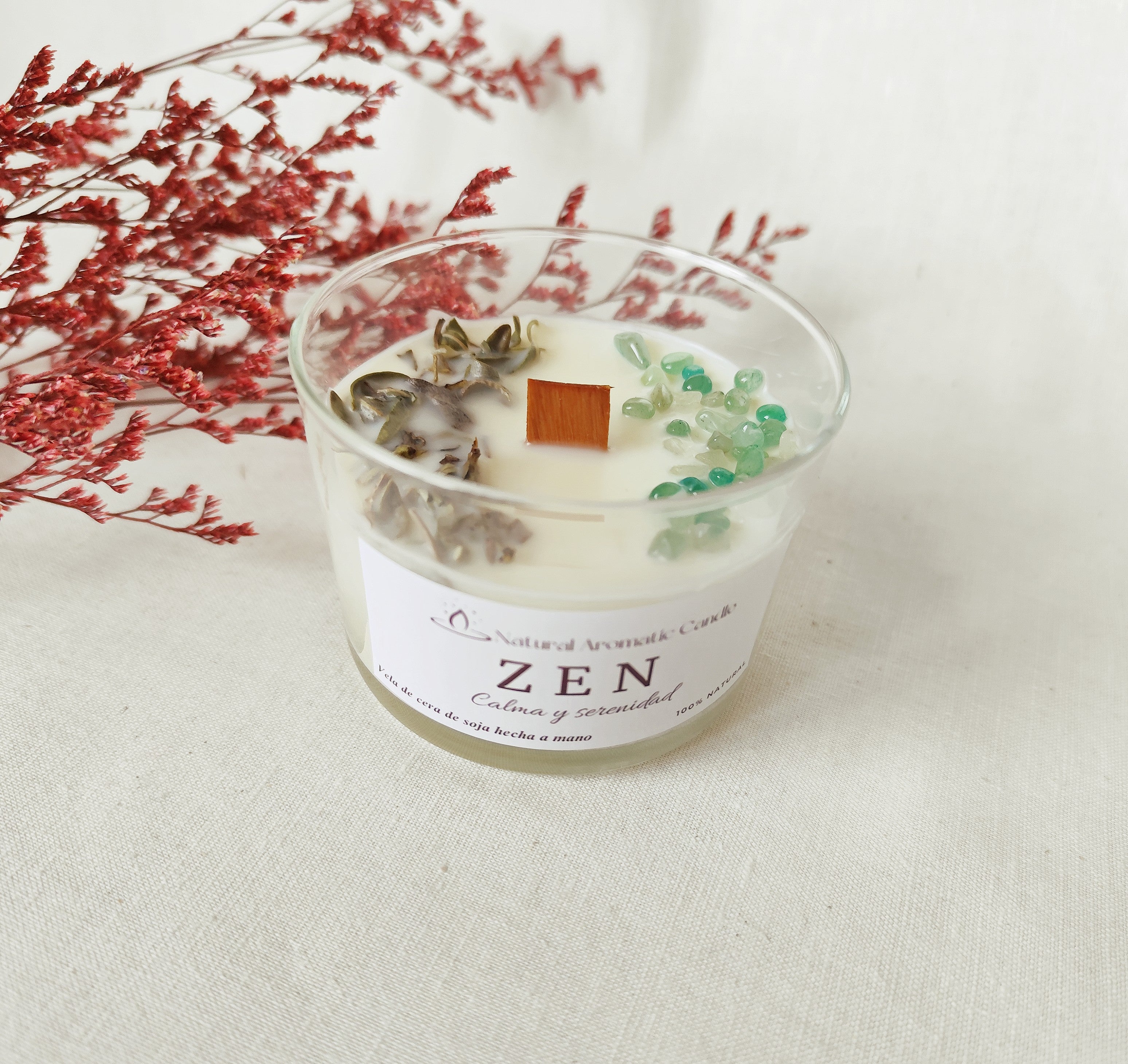Vela mediana zen con piedras naturales y plantas, aroma a calma y paz