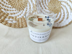 Vela de soja con olor a invierno y decorada  con sodalita y cuarzo blanco y hojas de eucalipto natural