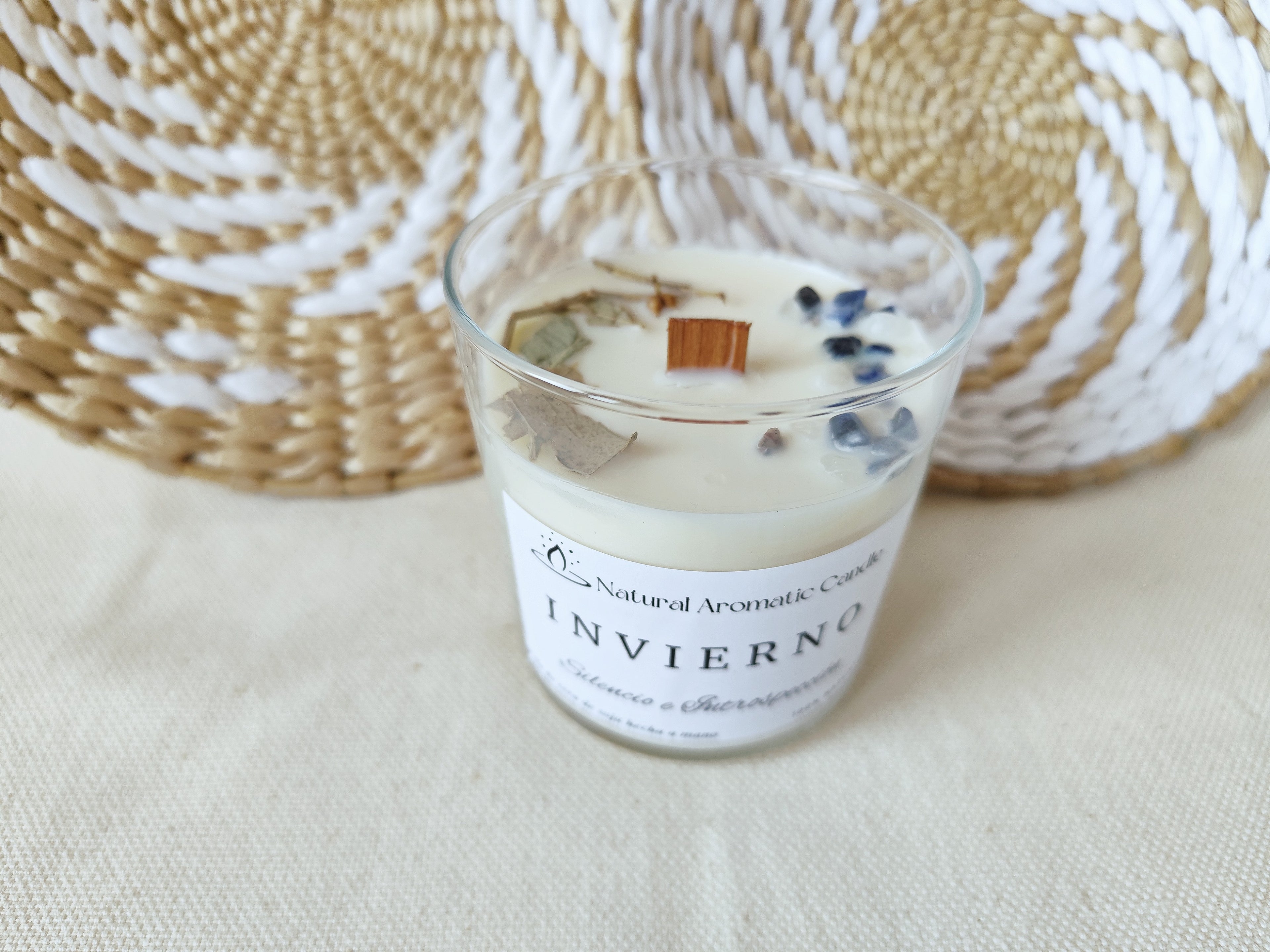 Vela de soja con olor a invierno y decorada  con sodalita y cuarzo blanco y hojas de eucalipto natural