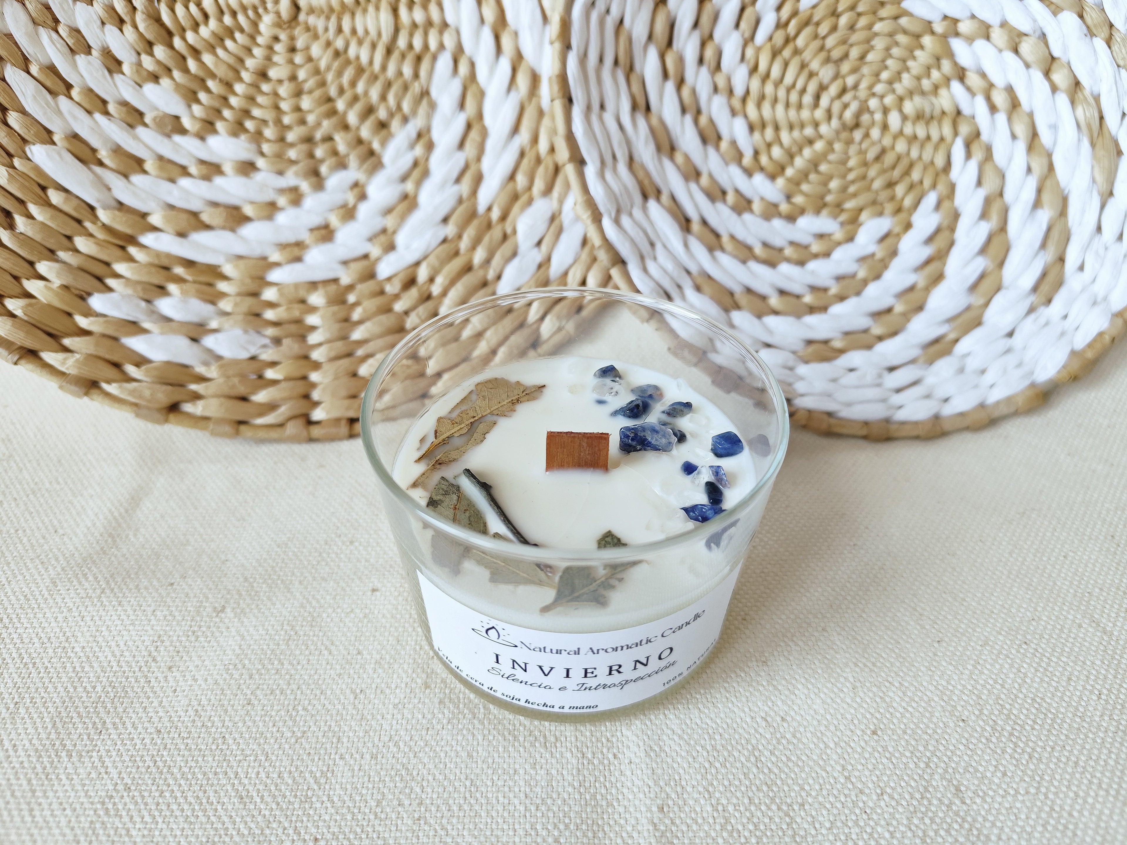 Vela de soja natural de invierno con piedras naturales y plantas naturales