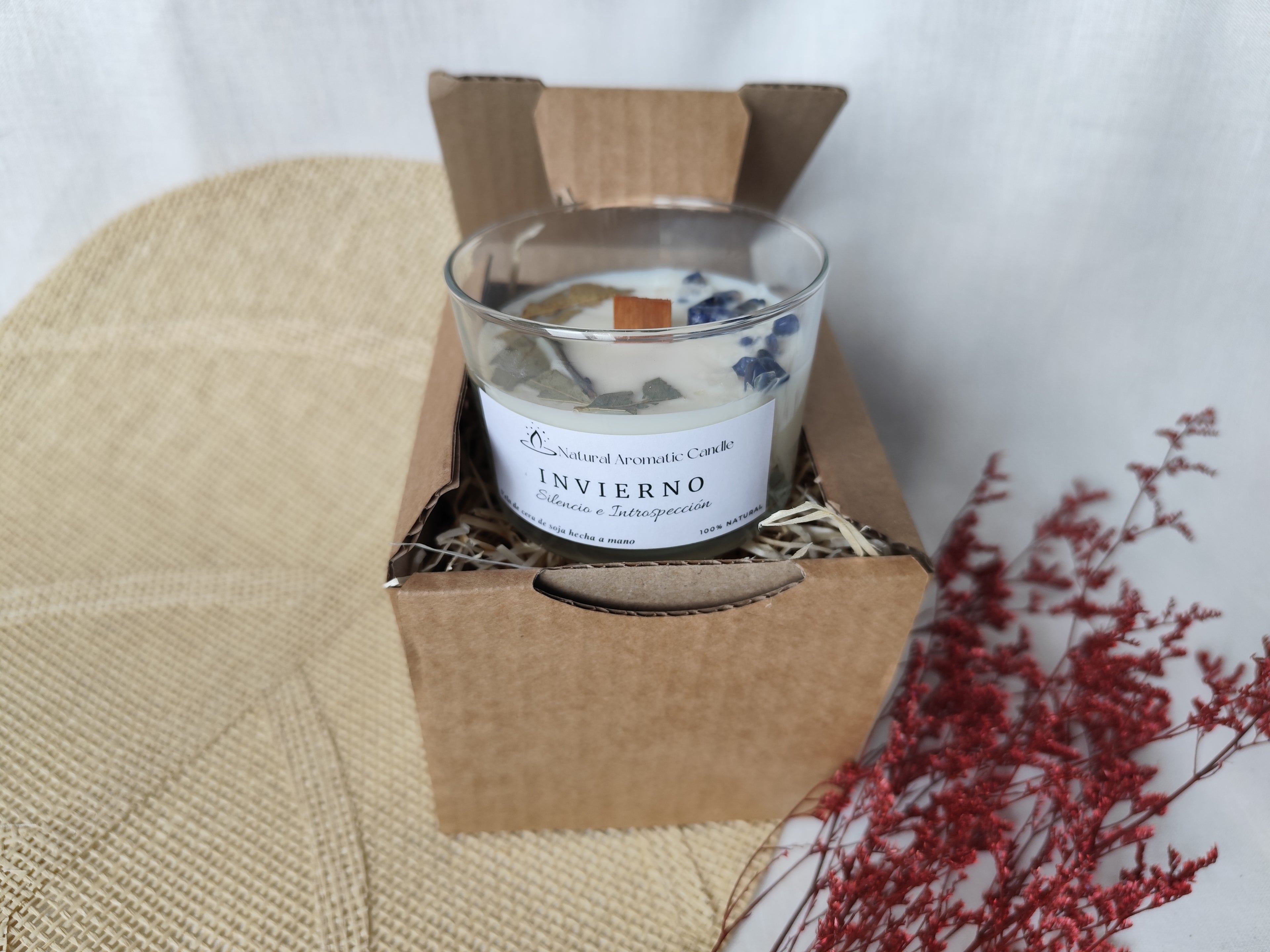 Vela de soja aromatica de invierno metida en una caja kraft