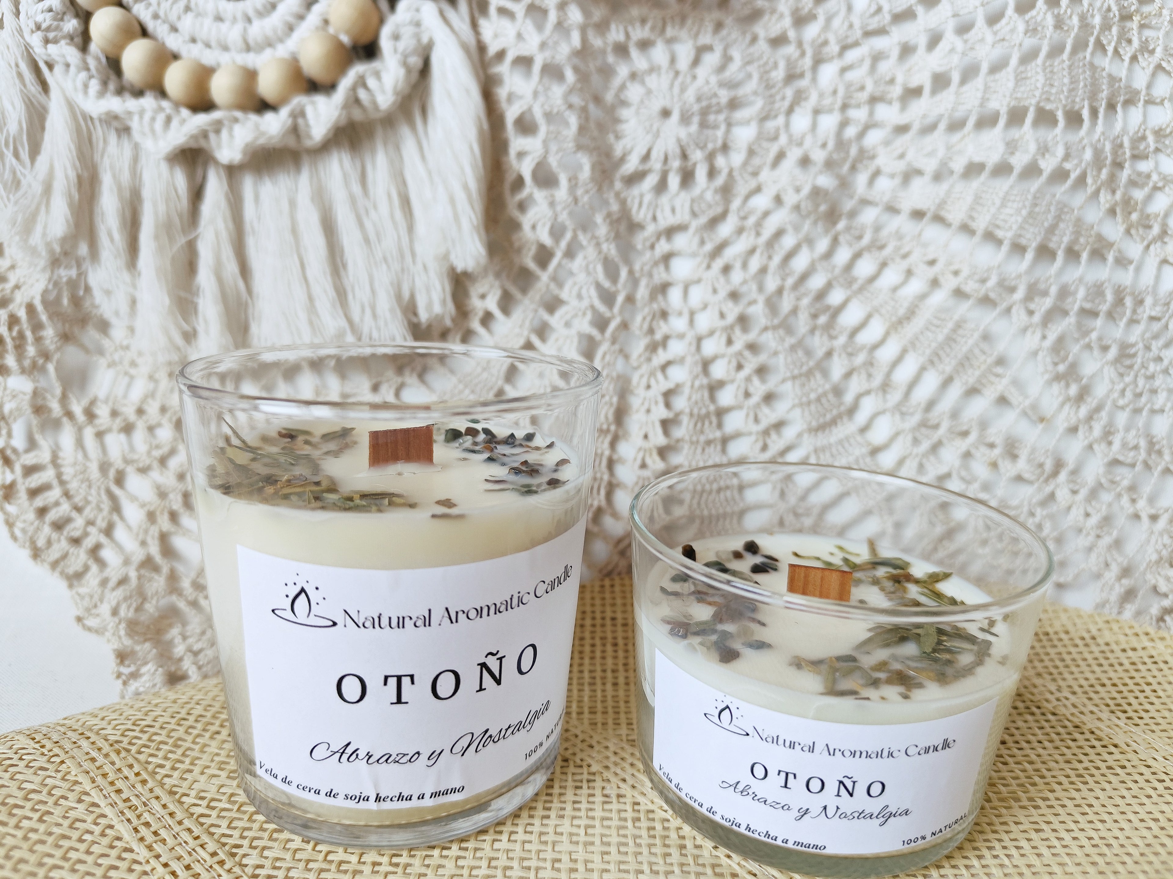 Vela aromatica de soja con piedras y plantas naturales