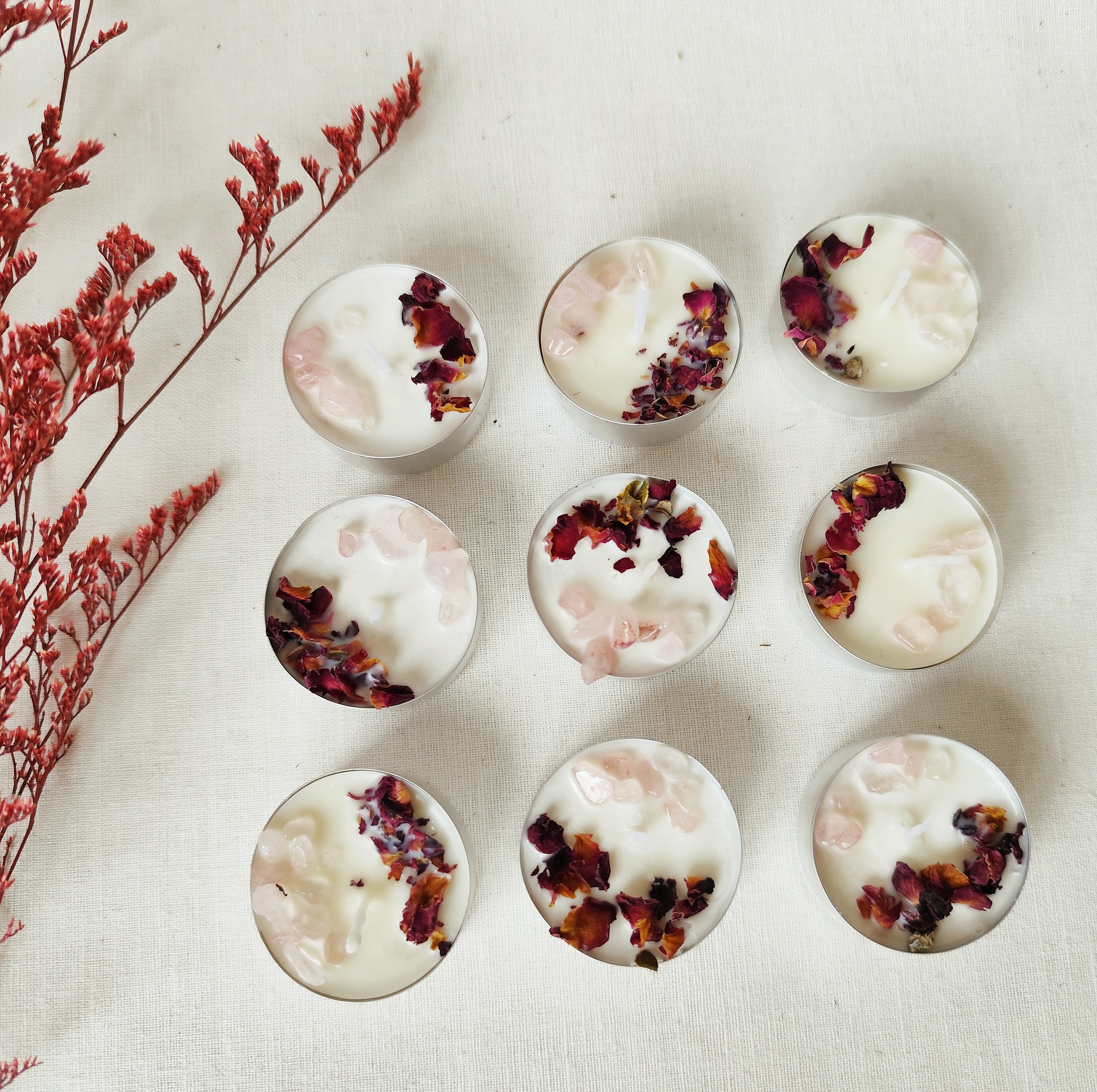 Set de velas naturales con posavasos de madera y decoración floral