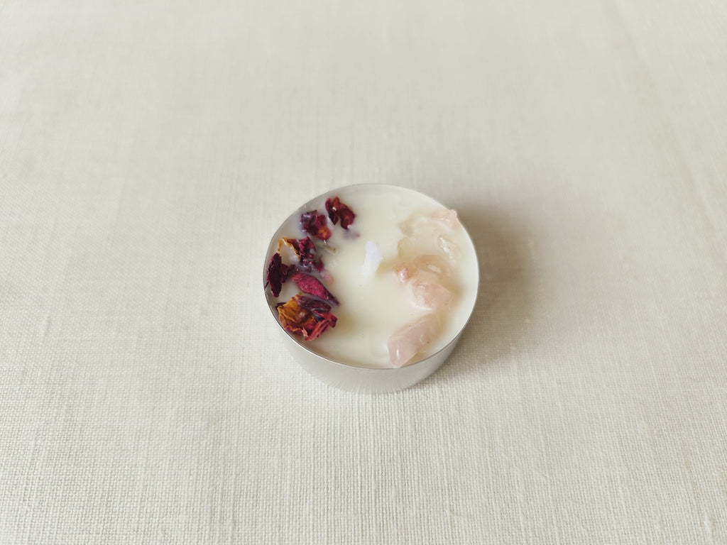 Velas aromáticas artesanales con piedra de cuarzo rosa y aroma dulce