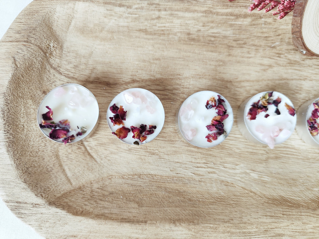 Velas de té con cuarzo rosa para rituales de amor y conexión
