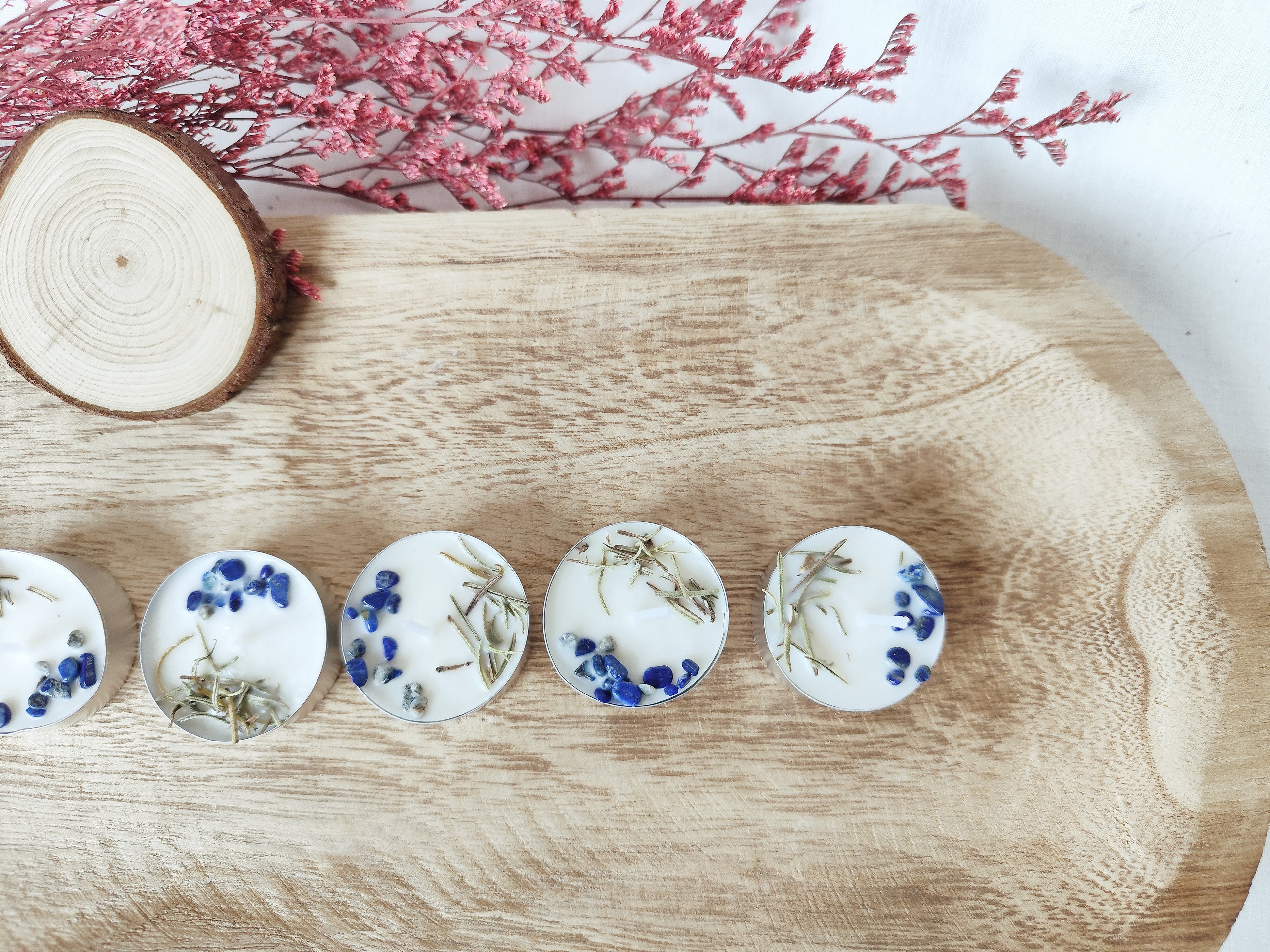 Velas de té decoradas con hierbas secas para enfoque y productividad