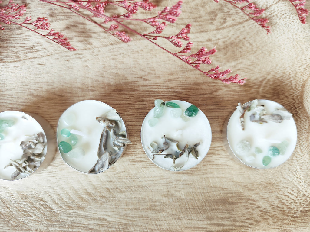 Velas de té decoradas con piedras naturales y plantas secas