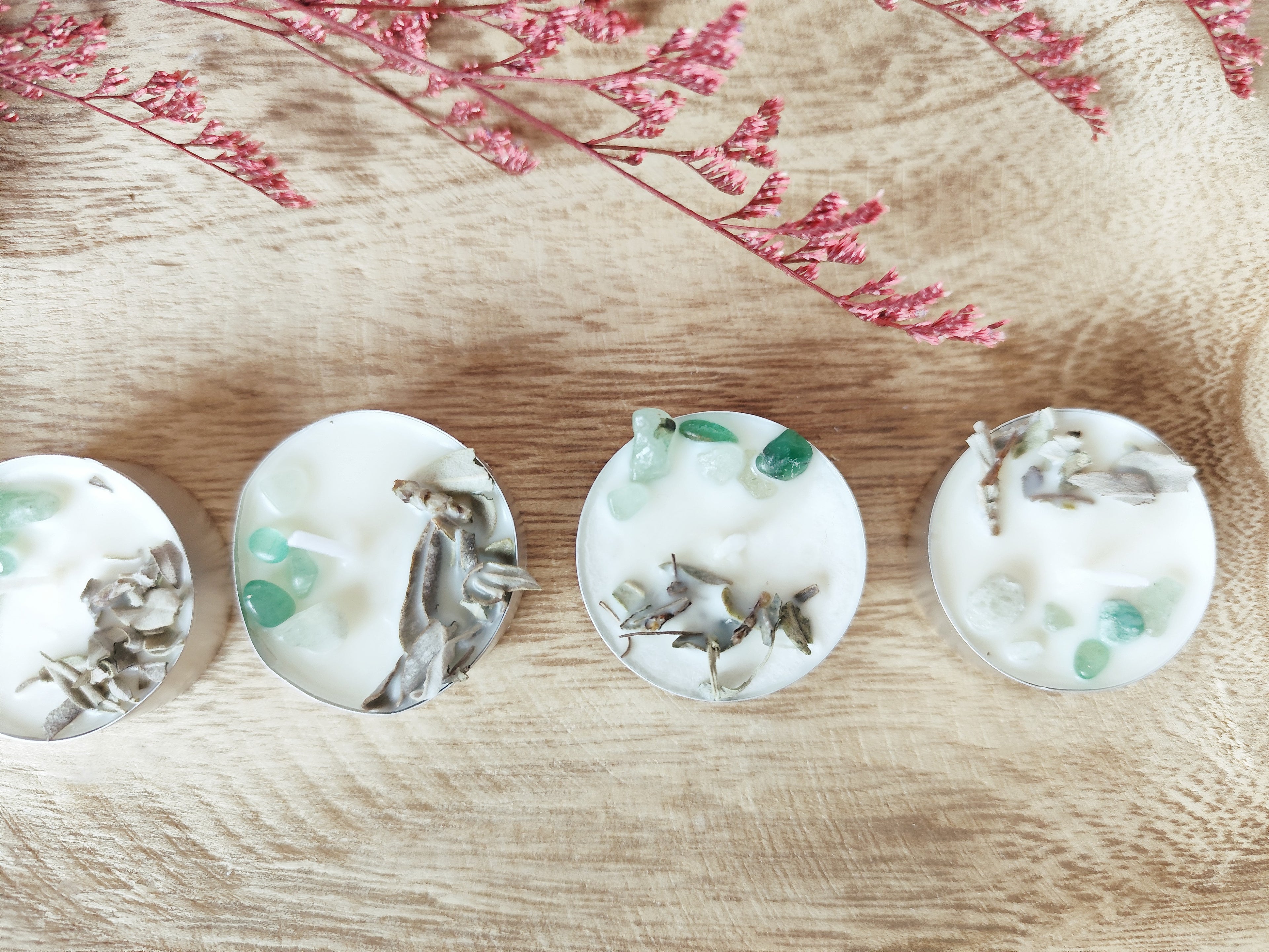 Velas de té decoradas con piedras naturales y plantas secas