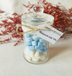 Detalle de wax melts con mezcla de corazones blancos y azules fundiéndose.