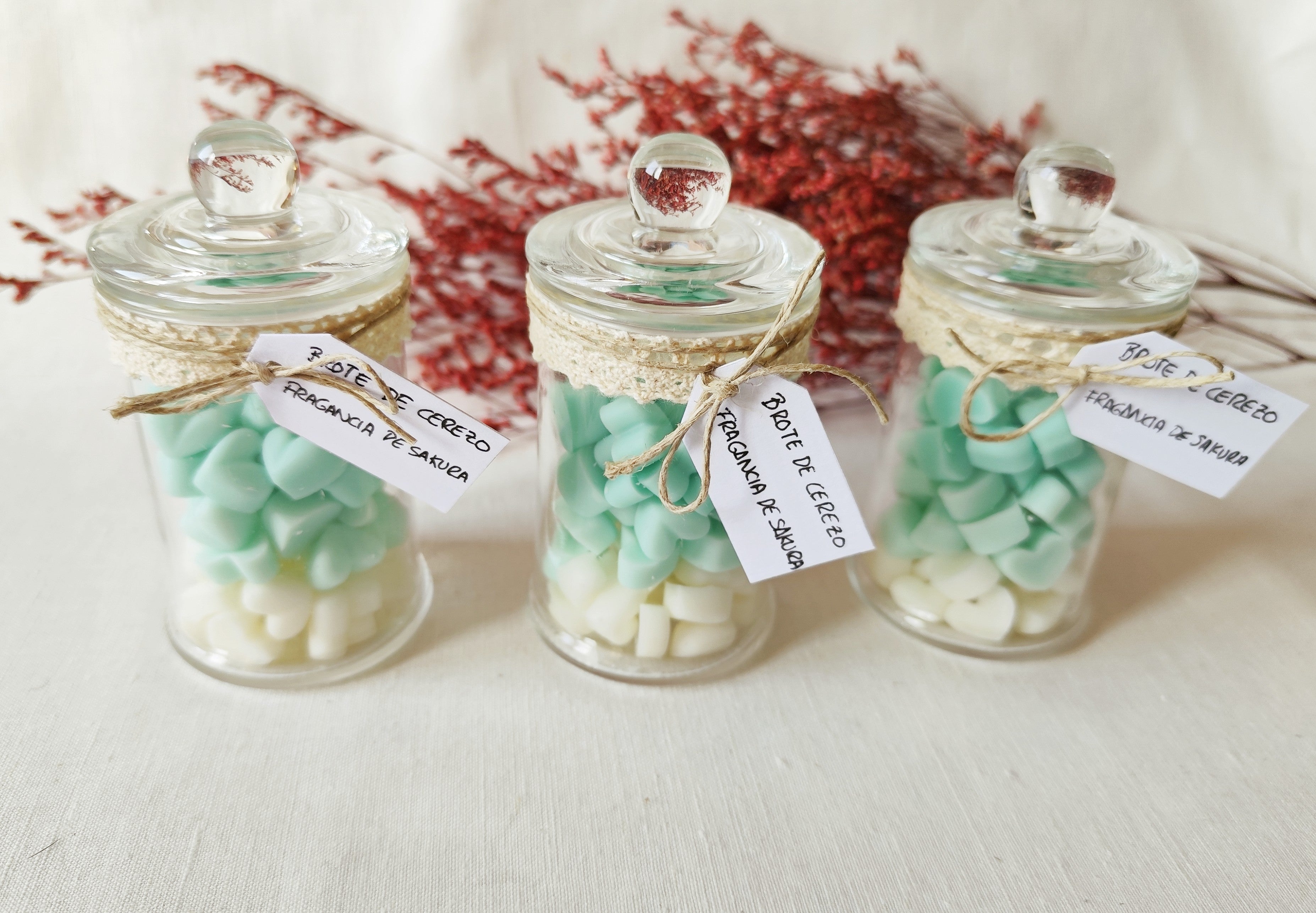 Mini wax melts en forma de corazones con fragancia floral fresca y dulce.
