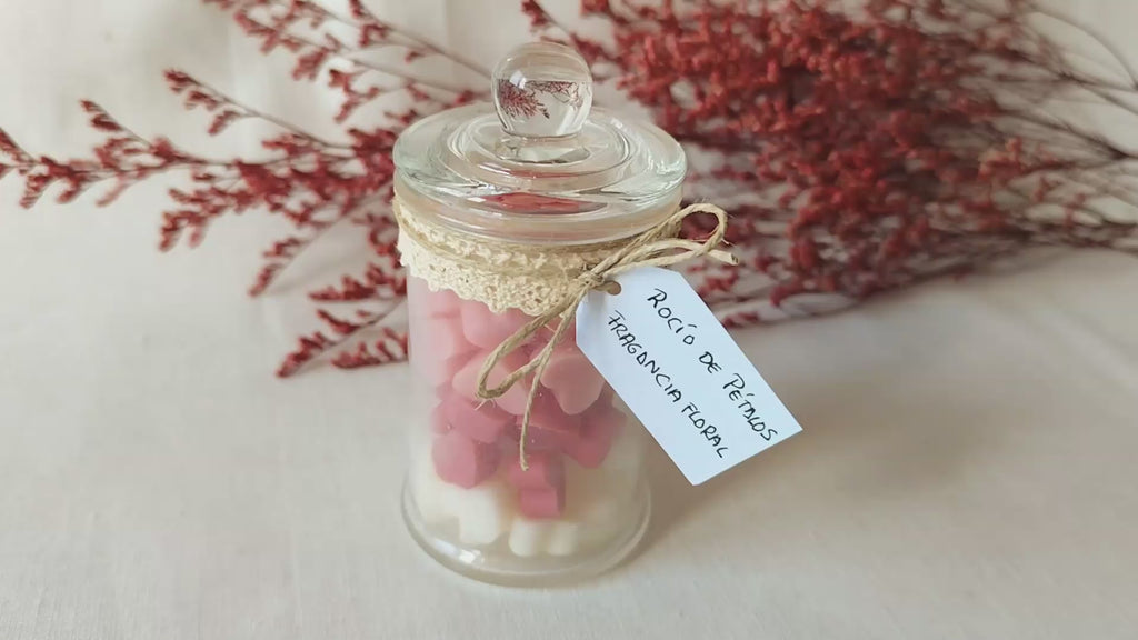 Producto artesanal hecho en España con fragancia floral delicada.