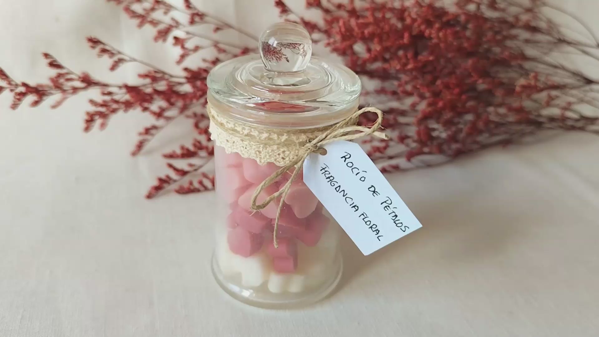 Producto artesanal hecho en España con fragancia floral delicada.