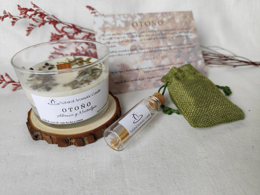set de regalo con vela mediana de otoño, posavasos madera, cerillas y regalito