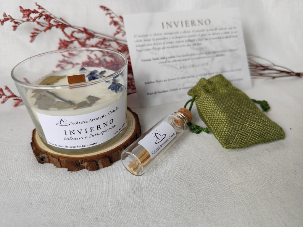 Set de regalo con vela en recipiente de cristal con olor a invierno y decorada con sodalita y cuarzo blanco y hojas de eucalipto, cerillas, posavasos madera, regalo en bolsa tela verde y tarjeta explicativa