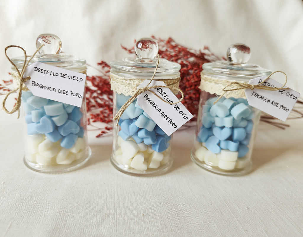Wax melts artesanales en corazones blancos y azules con fragancia de bergamota y flores blancas.