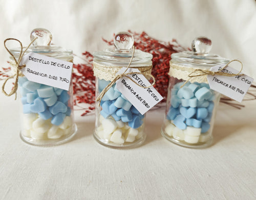 Wax melts artesanales en corazones blancos y azules con fragancia de bergamota y flores blancas.