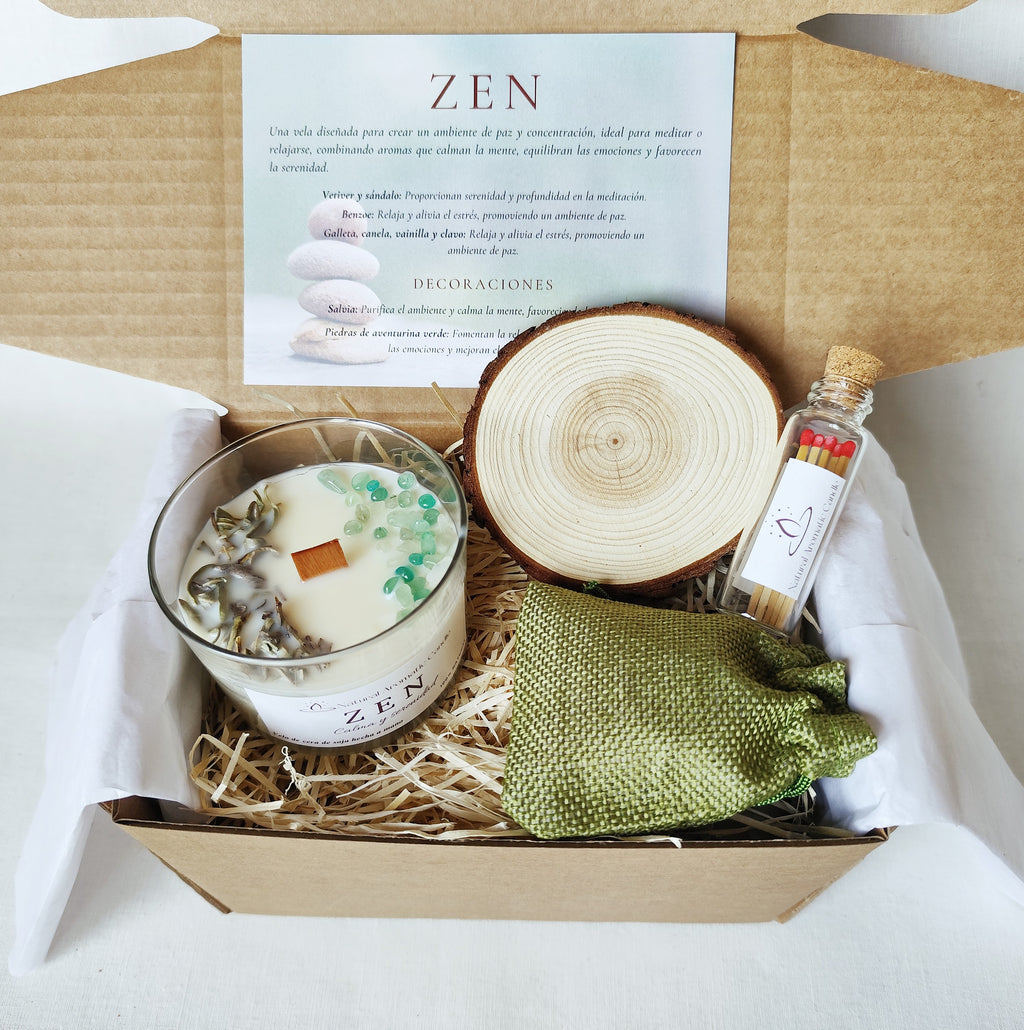 Vela aromática artesanal con diseño elegante y detalles naturales de salvia seca.