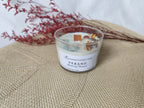 Vela de soja con aroma solar y floral decorada con conchas y flores de azahar.