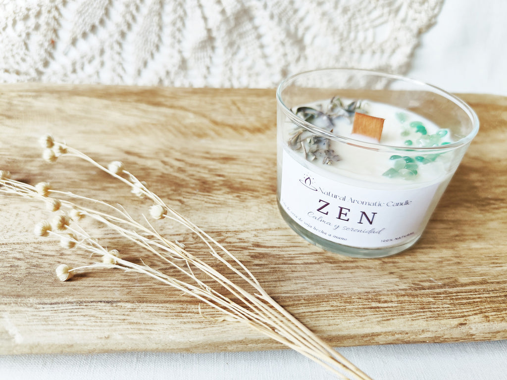 Vela artesanal ZEN de soja natural con detalles de salvia seca y piedra aventurina verde.