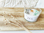 Vela artesanal ZEN de soja natural con detalles de salvia seca y piedra aventurina verde.
