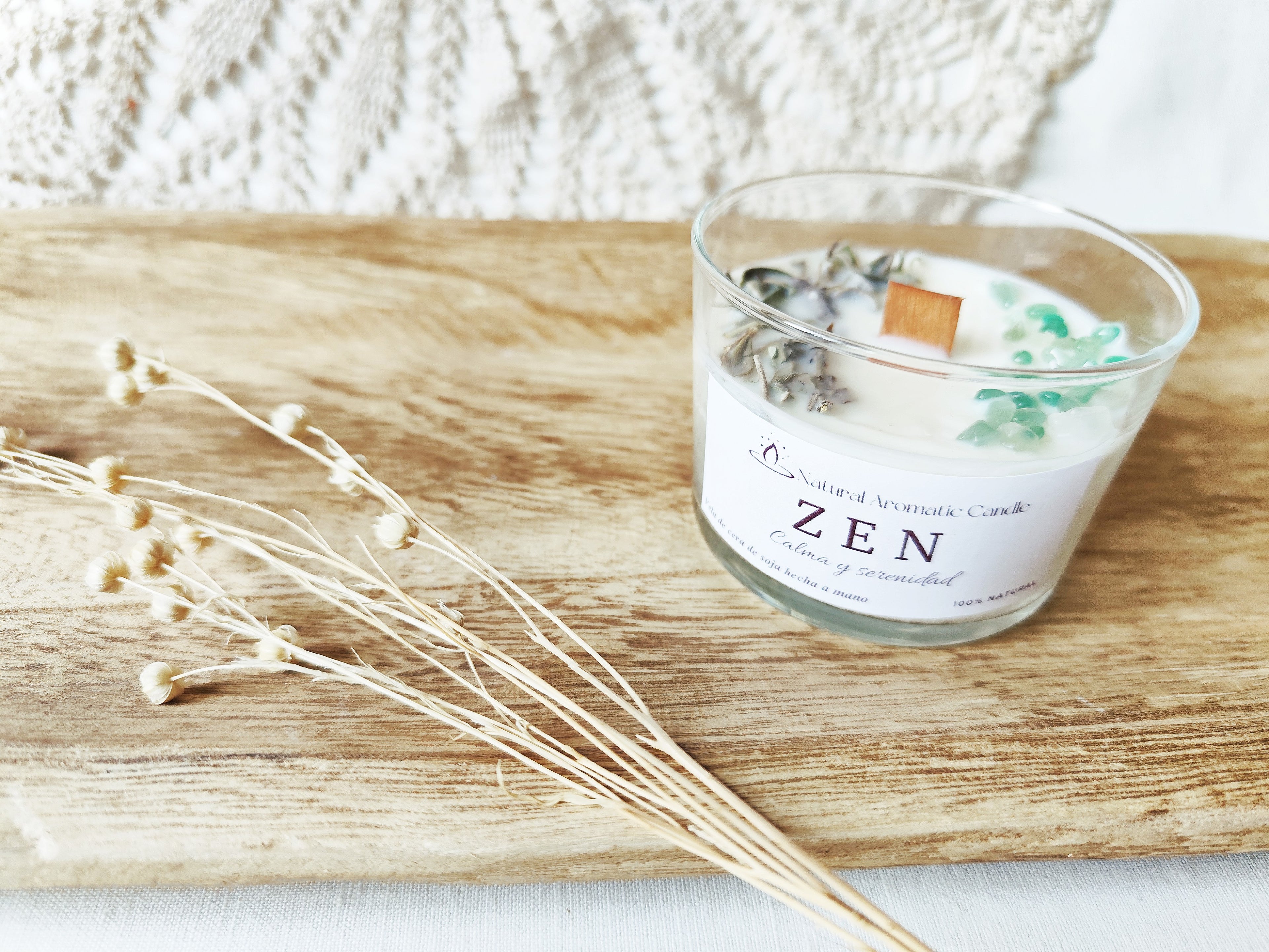 Vela artesanal ZEN de soja natural con detalles de salvia seca y piedra aventurina verde.