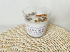 Vela artesanal con estética suave y cálida para crear un ambiente armonioso.