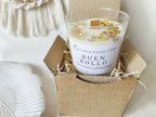 Vela aromática Buen Rollo con aroma de pera y frambuesa decorada con caléndula y citrino