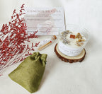 Vela con decoración natural y fragancia envolvente para espacios íntimos y serenos.