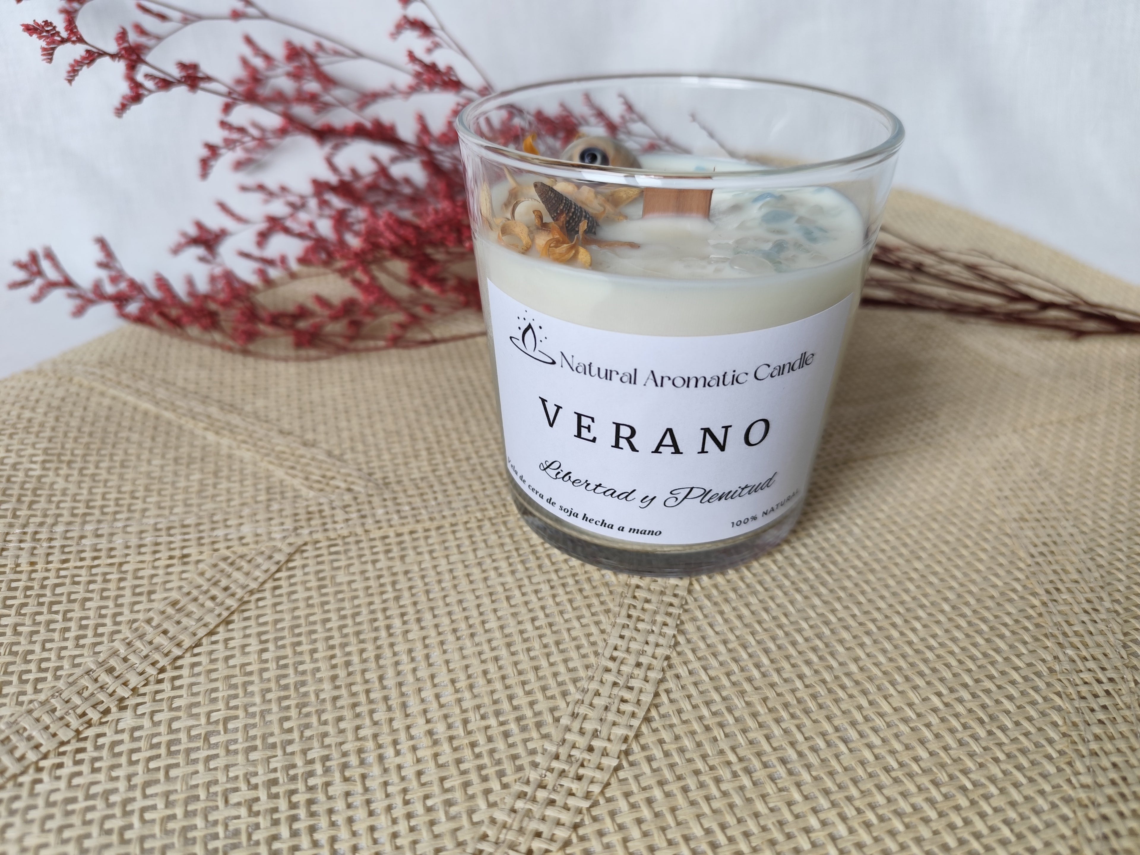 Vela aromática tropical con notas de jazmín, coco y azahar para ambientes relajados.