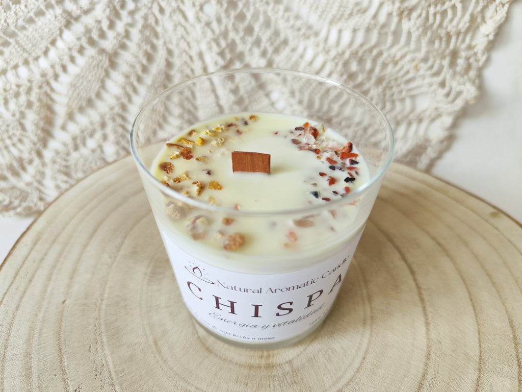 Vela Chispa con mecha de madera y fragancia estimulante de naranja y mandarina.