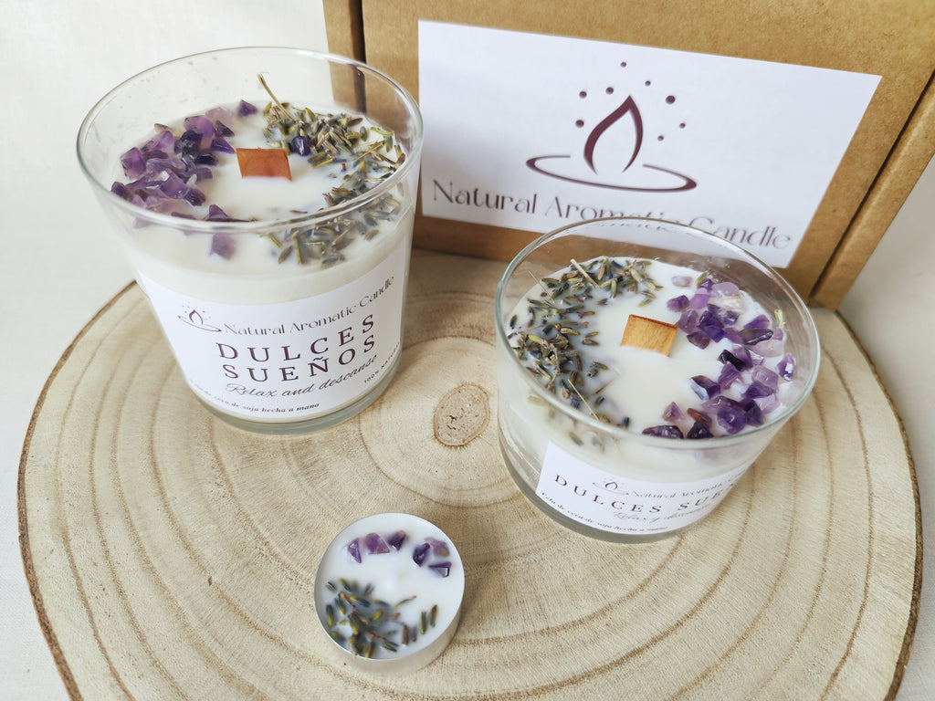 Vela aromática Dulces Sueños con lavanda, bergamota, amatista y flores secas de lavanda.