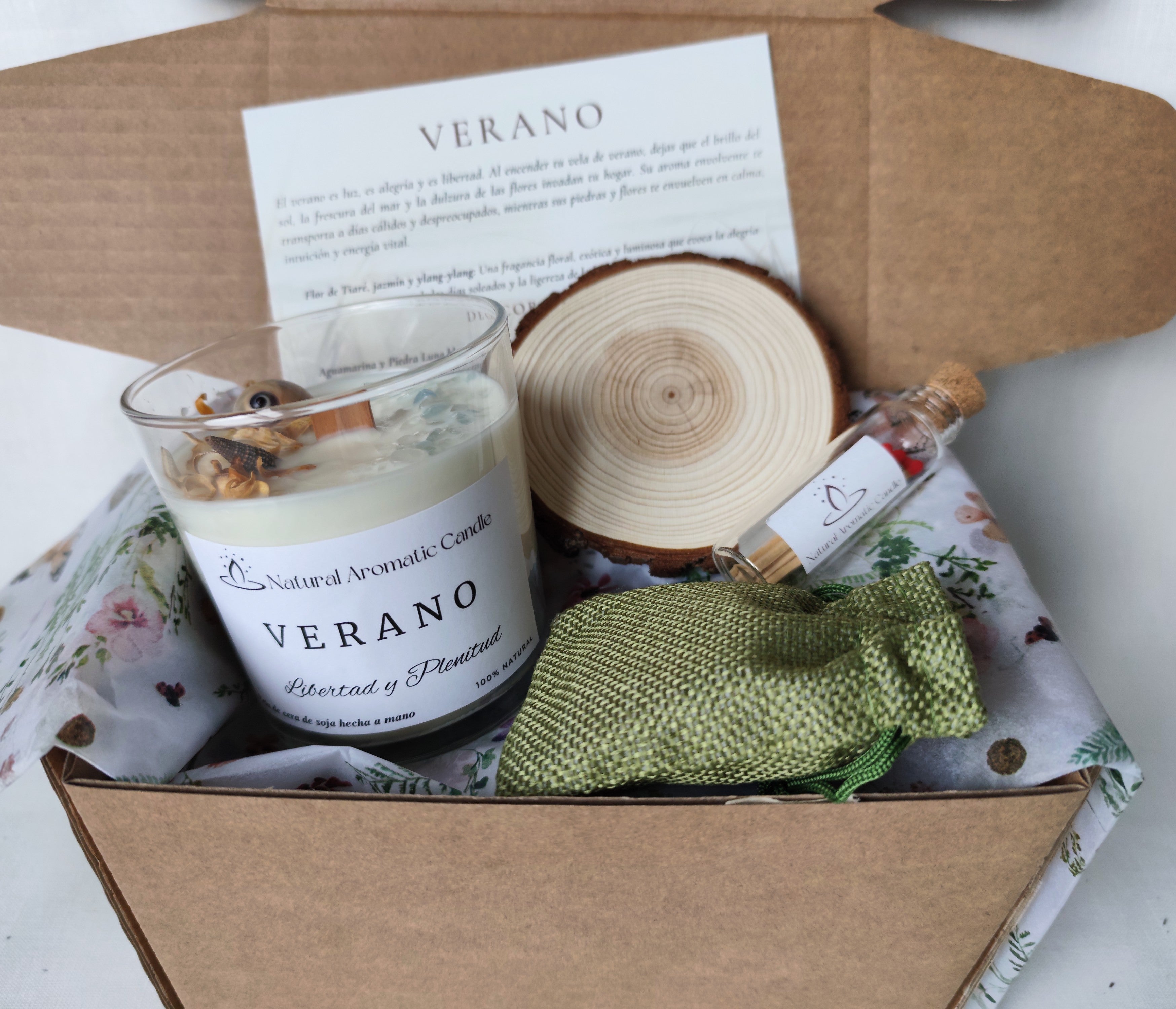 Vela decorativa con aroma exótico y acabado artesanal elegante y delicado.