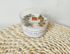 Vela aromática con detalles botánicos naturales ideal para habitaciones infantiles.