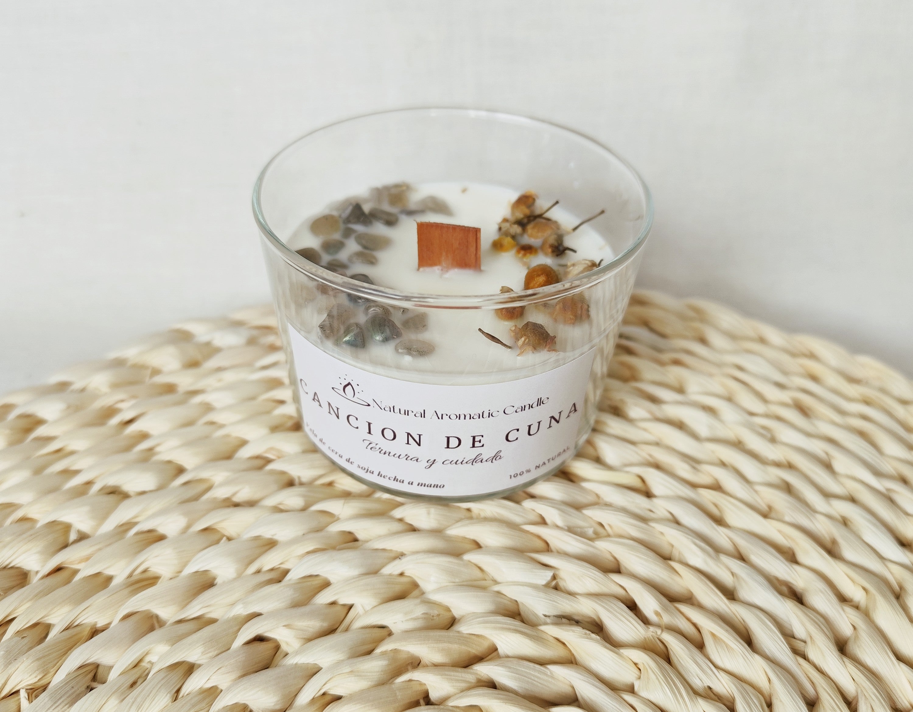 Vela aromática con detalles botánicos naturales ideal para habitaciones infantiles.