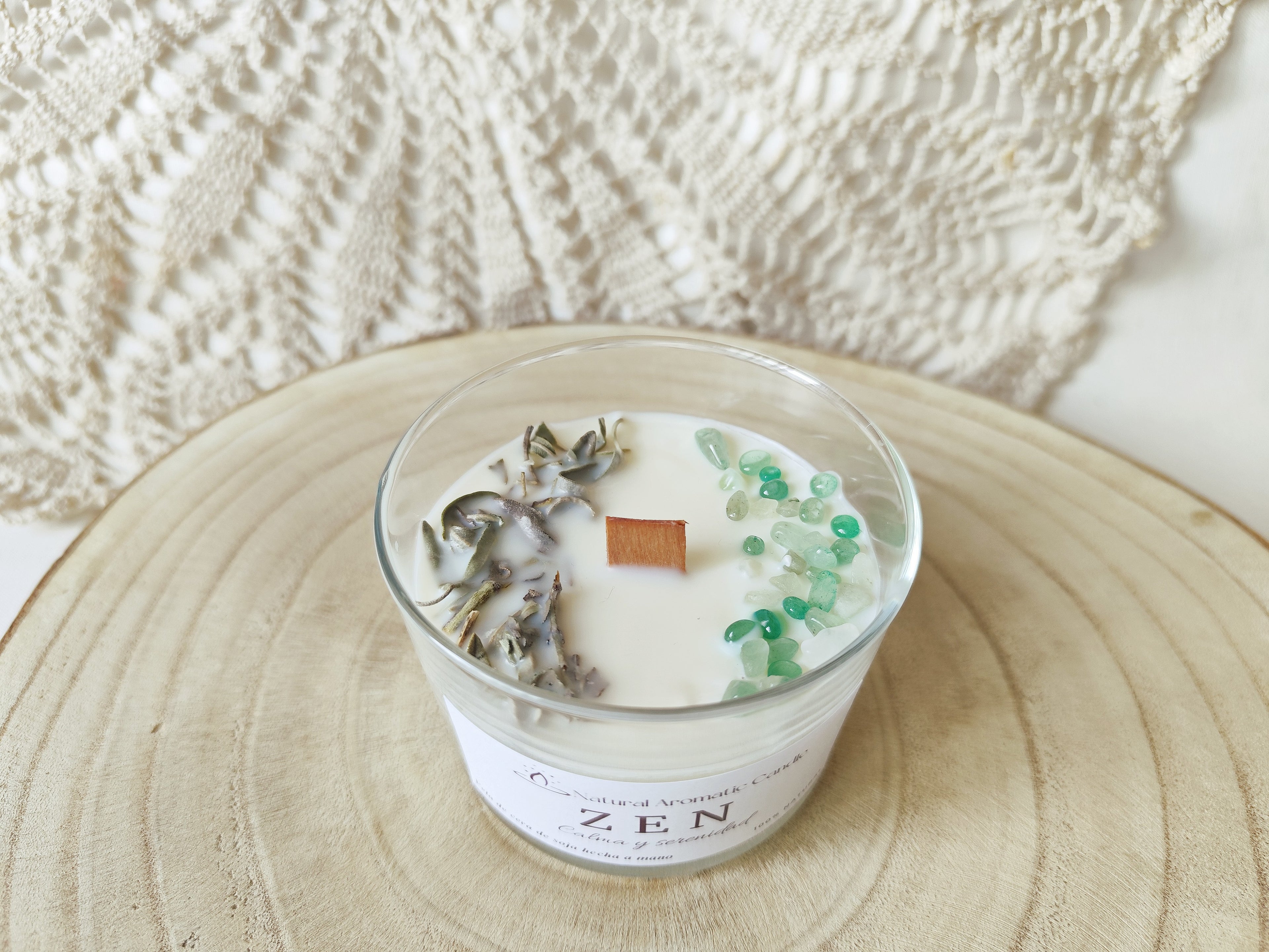 Vela relajante ZEN con aroma suave y decoración natural de salvia seca