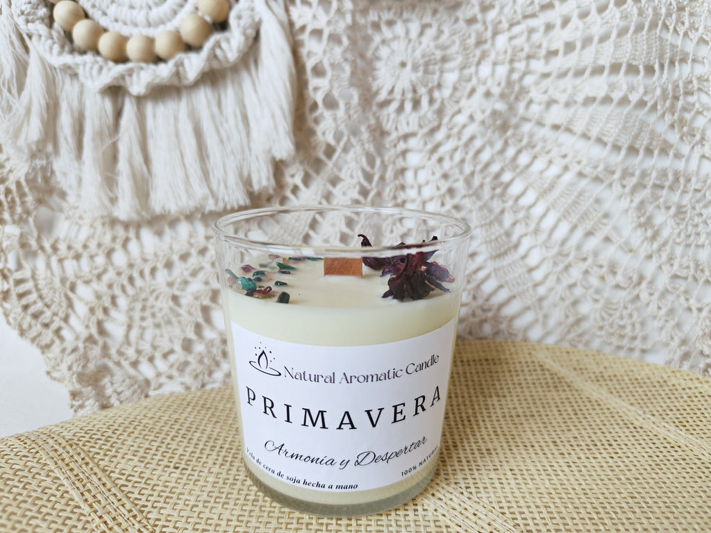 Vela Primavera con flores de hibisco, malaquita y turmalina de colores en diseño floral vibrante.