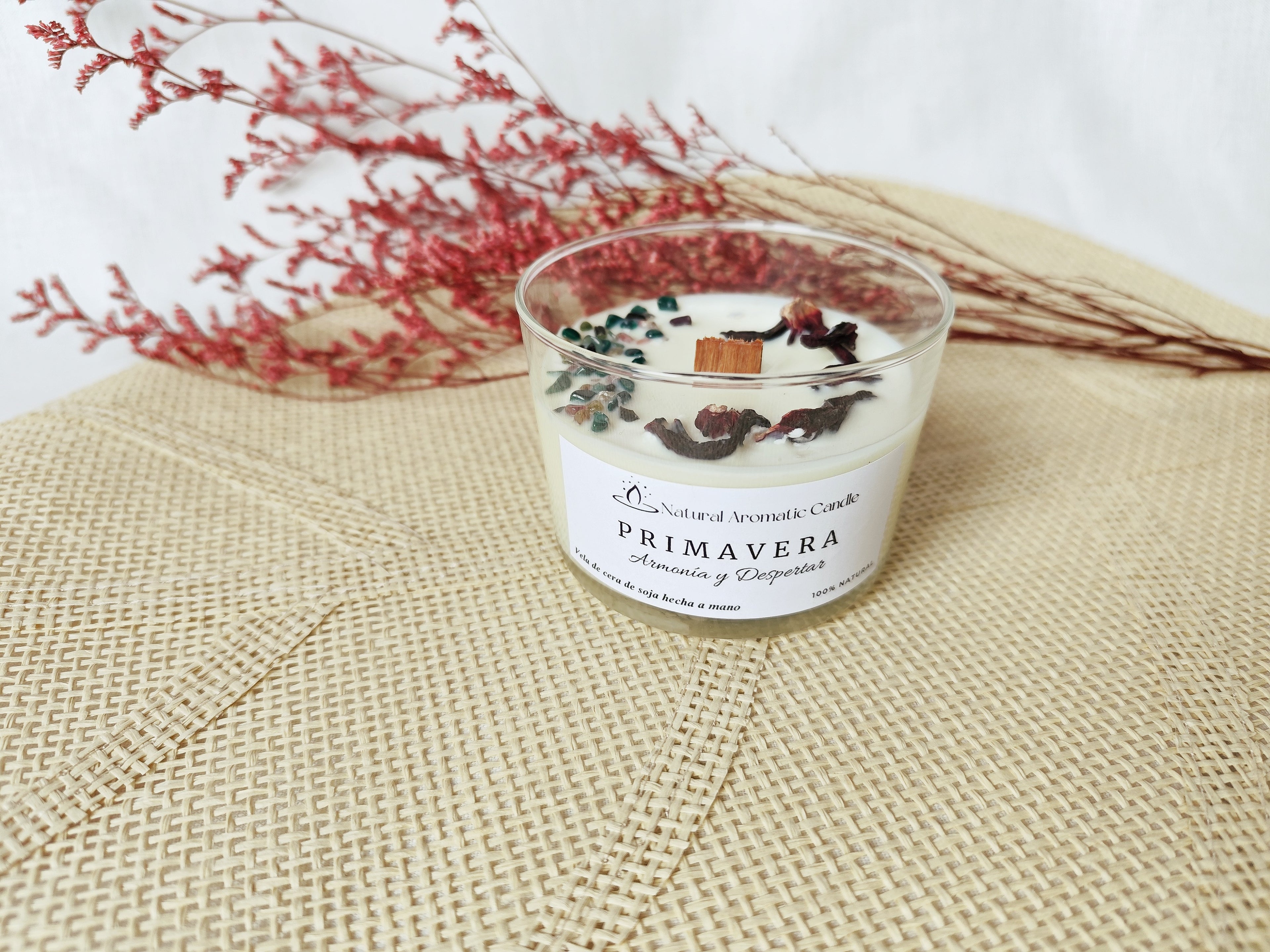 Vela hecha a mano con hibisco seco y fragancia suave y revitalizante.